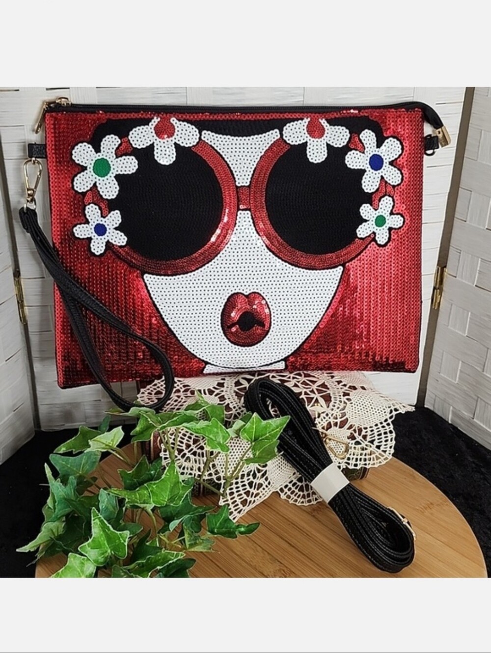 👉*NWOT* AWESOME RED SEQUINED CLUTCH/ CROSSBODY BAG ~WOMAN W/ SUNGLASSES